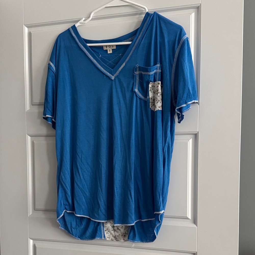 POL Blue V-Neck T-Shirt with Floral Accents size small. NWOT.